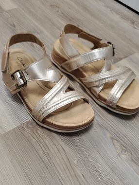 Clarks Women's Brynn Metallic Gold Adjustable Strap Sandals Size 7